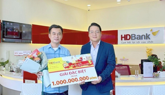 Khách hàng Dương Hoàng Dinh (phòng giao dịch Nhơn Trạch) vô cùng bất ngờ khi biết tin mình trở thành tỷ phú. Anh phấn khởi đến nhận Giải Đặc biệt là sổ tiết kiệm 1 tỷ đồng tại phòng giao dịch HDBank.