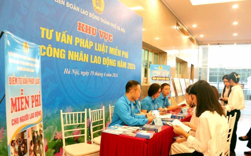 Hà Nội: hàng trăm công nhân, người lao động được khám sức khỏe và trợ giúp pháp lý miễn phí