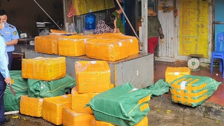 Phát hiện hơn 1 tấn thực phẩm đông lạnh không rõ nguồn gốc ở Hà Nội