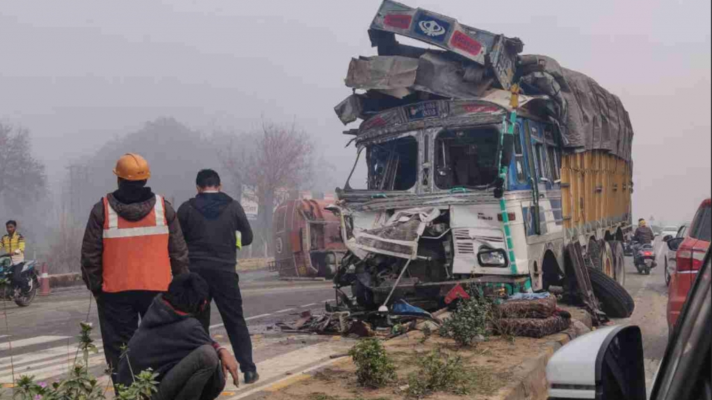 Va chạm nghiêm trọng giữa xe tải và xe khách khiến ít nhất 9 người thiệt mạng