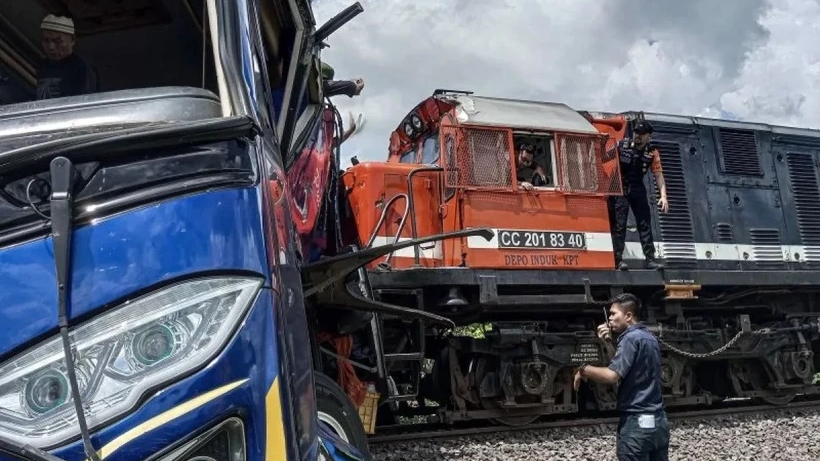 Tàu hỏa tông trúng xe buýt khiến 5 người tử vong
