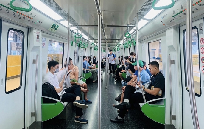 Người dân đi tàu đường sắt trên cao Cát Linh – Hà Đông Ảnh: Hồng Thái