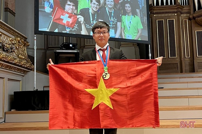 Em Đinh Cao Sơn sau khi giành được Huy chương Vàng Olympic Hóa học tại Thụy Siz. Ảnh: NVCC