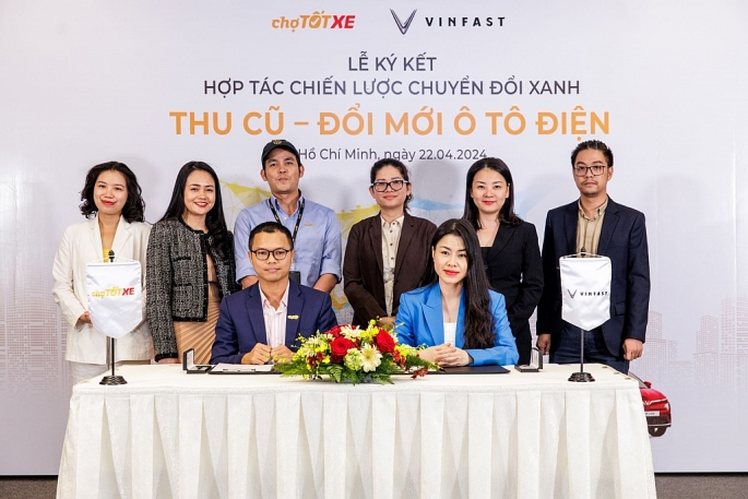 Bà Dương Thị Thu Trang - Tổng giám đốc VinFast Thị trường Việt Nam và ông Nguyễn Trọng Tấn - Tổng giám đốc Chợ Tốt, cùng đại diện hai công ty tại lễ ký kết hợp tác.