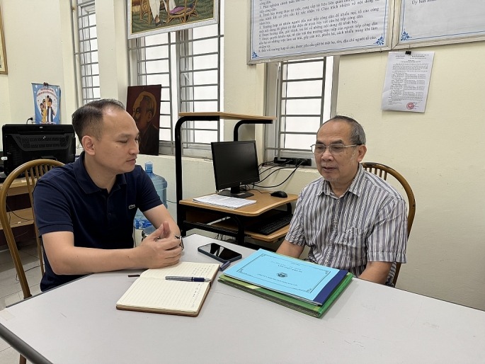 Ông Nguyễn Văn Hoà (bên phải) báo cáo với Phó Chủ tịch UBND phường Vạn Phúc Nguyễn Văn Khanh về kết quả buổi hoà giải của gia đình ông Lanh và một số hộ dân. Ảnh: Minh Phong