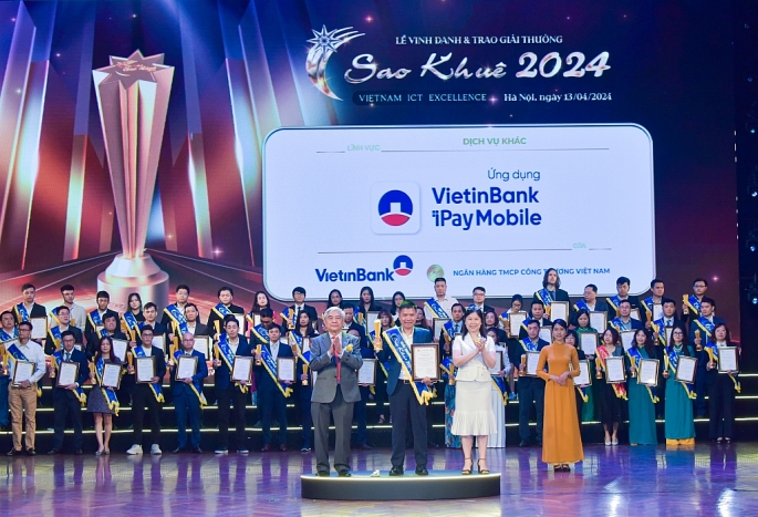 Ông Lê Anh Tuấn - Phó Phòng Ngân hàng số, Khối Bán lẻ VietinBank nhận Giải thưởng Sao Khuê cho Ứng dụng Ngân hàng số VietinBank iPay Mobile