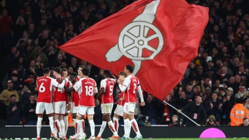 Arsenal thắng tưng bừng để vươn lên ngôi đầu Premier League