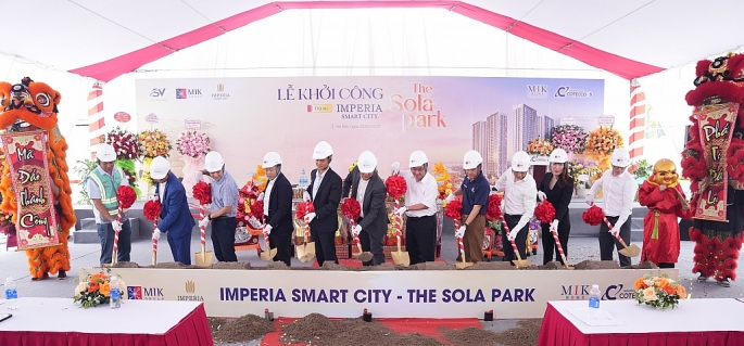 Đại diện Chủ đầu tư, Đơn vị phát triển dự án MIK Group và các đối tác tham gia nghi lễ khởi công phân khu The Sola Park, dự án Imperia Smart City giai đoạn 2