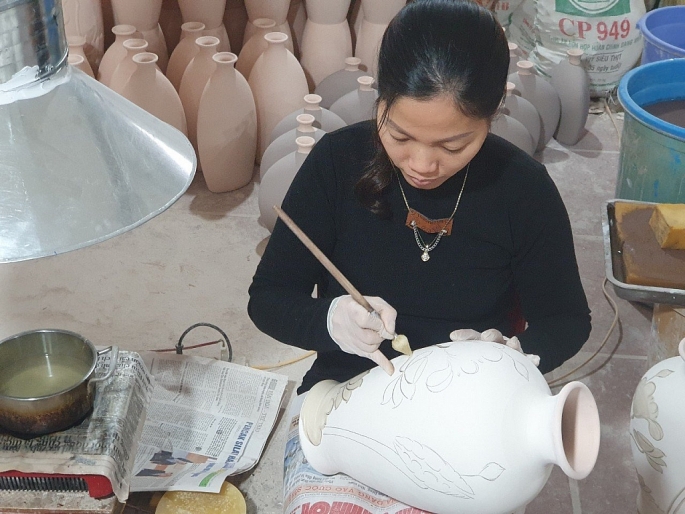 -Người dân làng gốm Bát Tràng, Hà Nội, sáng tạo sản phẩm. Ảnh minh hoạ