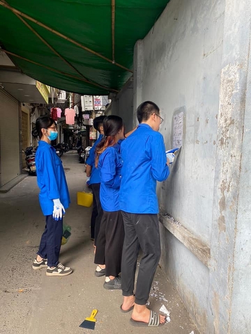 Đoàn thanh niên phường Dịch Vọng, quận Cầu Giấy ra quân bóc xóa rao vặt trái phép trên các tường rào, cổng ngõ, cột điện trên địa bàn phường            Ảnh: Thái An
