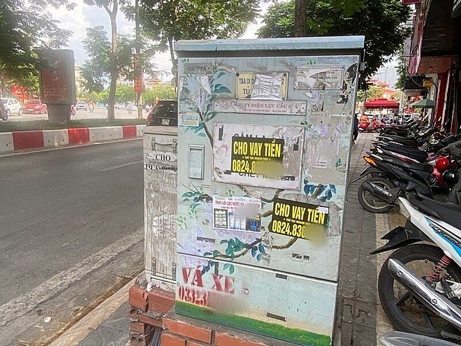 Những hình ảnh quảng cáo rao vặt đường dán, sơn xịt ở khắp mọi nơi trên đường phố Thủ đô   	Ảnh: Thái An