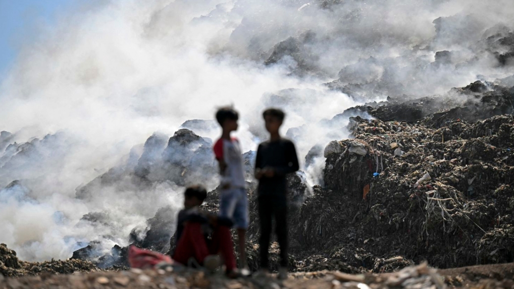 Thủ đô New Delhi bao trùm bởi khói từ đám cháy của bãi rác