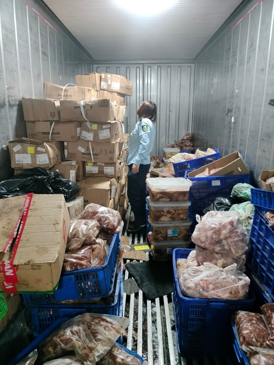 Phát hiện gần 1 tấn thực phẩm đang được sơ chế để đưa ra thị trường