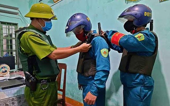 Lực lượng tham gia bảo vệ an ninh, trật tự ở cơ sở được trang bị áo giáp chống đâm, găng tay bắt dao. Ảnh minh họa