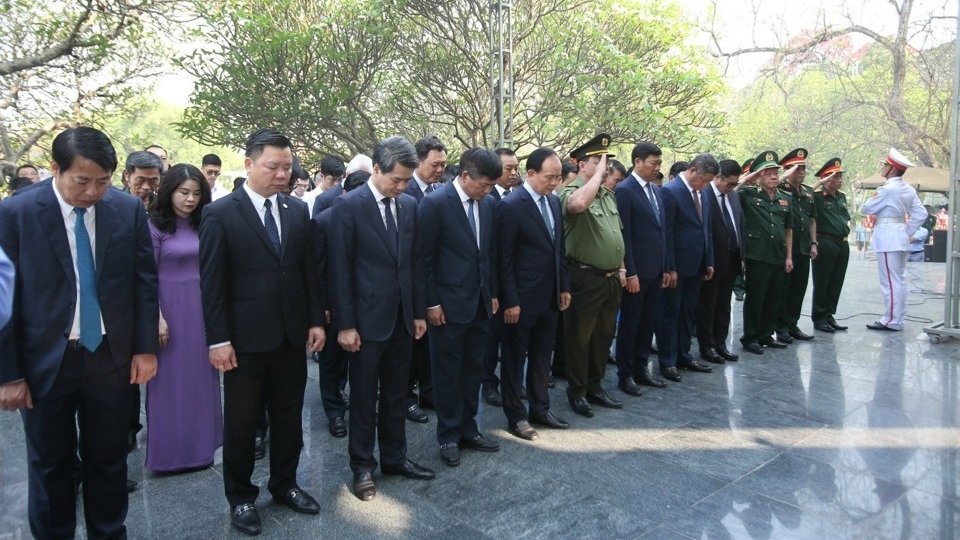 Lãnh đạo Thành phố Hà Nội tưởng niệm các anh hùng liệt sĩ tại Điện Biên