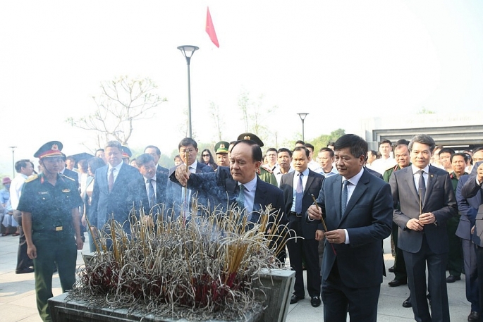 Phó Bí thư Thành ủy, Chủ tịch HĐND TP Hà Nội Nguyễn Ngọc Tuấn thắp hương tưởng niệm các anh hùng liệt sĩ tại Đền thờ liệt sĩ tại Chiến trường Điện Biên Phủ