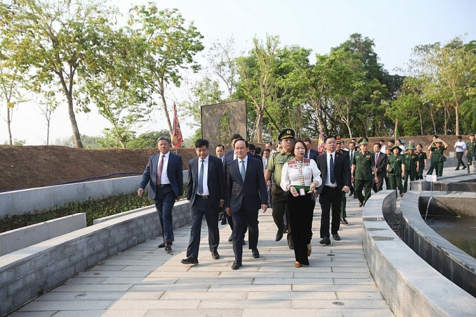Các đồng chí lãnh đạo TP Hà Nội và tỉnh Điện Biên tham quan, dâng hương tại Đền thờ liệt sĩ tại Chiến trường Điện Biên Phủ