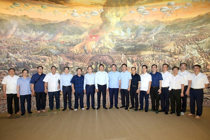 Đoàn đại biểu TP Hà Nội bên bức tranh panorama đặc biệt tại Bảo tàng Chiến thắng Điện Biên Phủ.