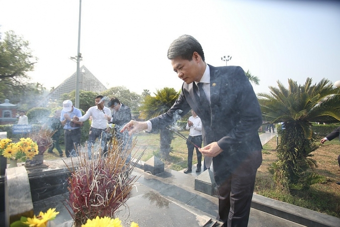 Trưởng ban Nội chính Thành ủy Nguyễn Quang Đức thắp hương tại phần mộ liệt sĩ Nghĩa trang liệt sĩ Điện Biên Phủ