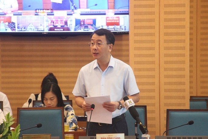 Giám đốc Sở Nội vụ Hà Nội Trần Đình Cảnh báo cáo tại phiên họp.