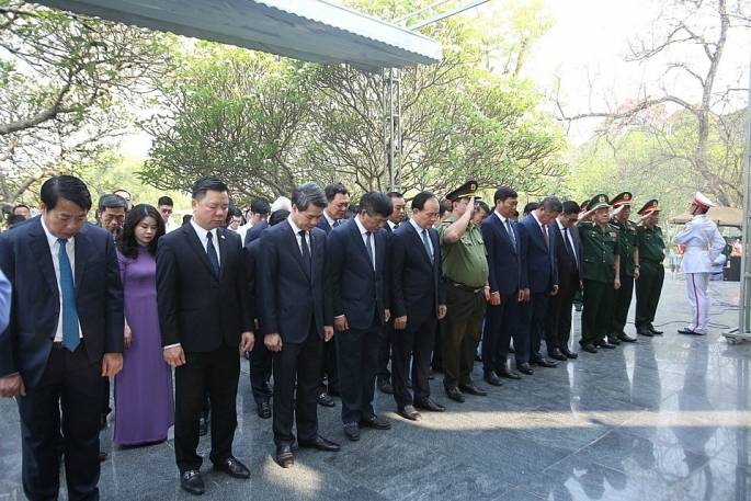 Các đồng chí lãnh đạo TP Hà Nội và tỉnh Điện Biên mặc niệm tưởng nhớ các anh hùng liệt sĩ tại Nghĩa trang liệt sĩ Điện Biên Phủ