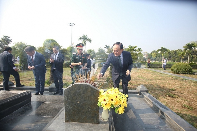 Chủ tịch HĐND TP Hà Nội Nguyễn Ngọc Tuấn và Đoàn đại biểu TP Hà Nội thắp hương tại phần mộ liệt sĩ Nghĩa trang liệt sĩ Điện Biên Phủ