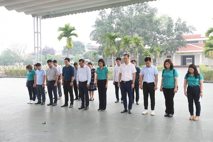 Đoàn công tác viếng một số nghĩa trang liệt sĩ tại TP Điện Biên Phủ