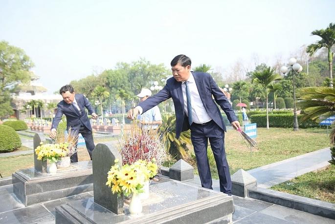 Trưởng ban Dân vận Thành ủy Đỗ Anh Tuấn thắp hương tại các phần mộ liệt sĩ Nghĩa trang liệt sĩ Điện Biên Phủ.