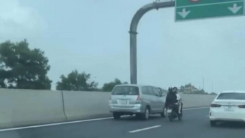Truy tìm chiếc xe máy chở 2 người lao vun vút trên cao tốc Hà Nội - Hải Phòng