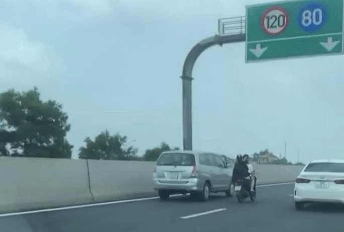 Xe máy đi vào đường cao tốc Hà Nội - Hải Phòng. Ảnh cắt từ clip