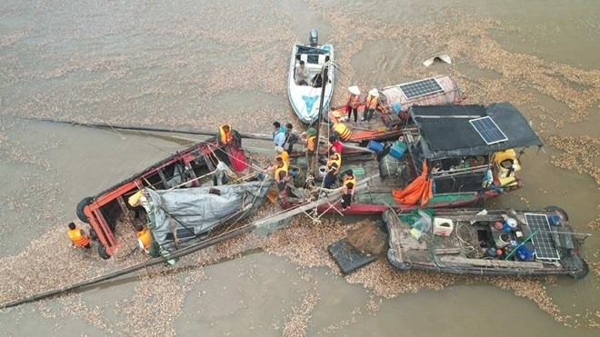 Thủ tướng Chính phủ chỉ đạo tập trung tìm kiếm người mất tích do chìm thuyền tại Quảng Ninh