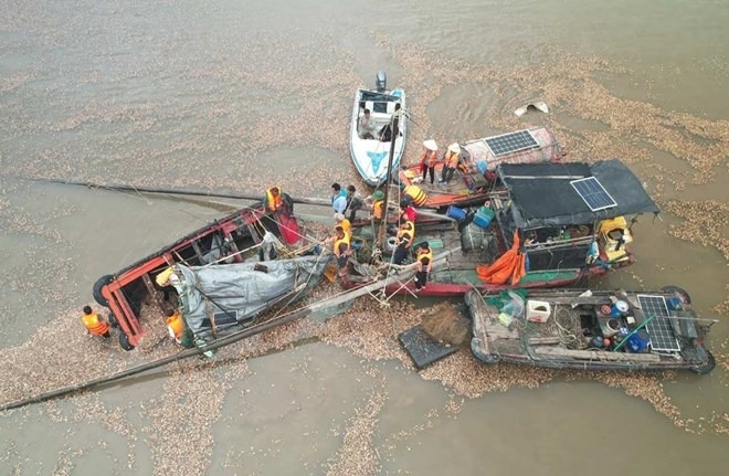 Trục vớt thuyền nan gặp nạn khiến 4 người mất tích tại TX Quảng Yên, tỉnh Quảng Ninh. Ảnh: Cổng TTĐT Quảng Yên