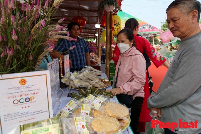 Triển lãm thương mại và giới thiệu sản phẩm OCOP làng nghề tại huyện Ứng Hòa, Hà Nội. Ảnh: Khánh Huy