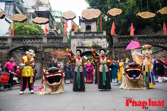 Đình làng Việt phối hợp tổ chức “Tết Việt - Tết Phố 2024” với các nghi lễ truyền thống thu hút đông đảo người dân tham gia tại Hà Nội. Ảnh: Khánh Huy