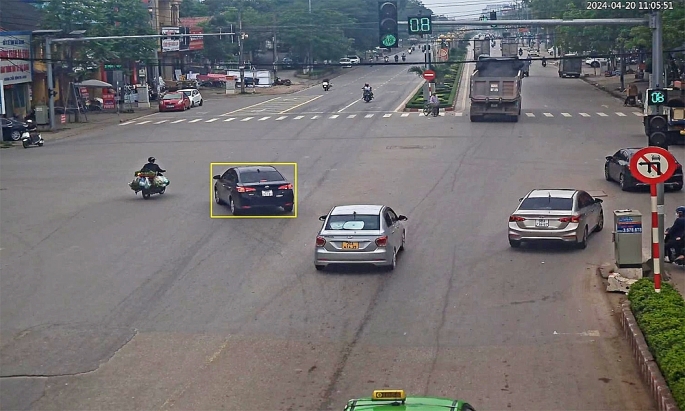 Xe ô tô rẽ trái nơi có biển cấm rẽ trái tại ngã 4 Xương Giang - Vương Văn Trà - Quang Trung, phường Trần Phú. Ảnh: Công an Bắc Giang