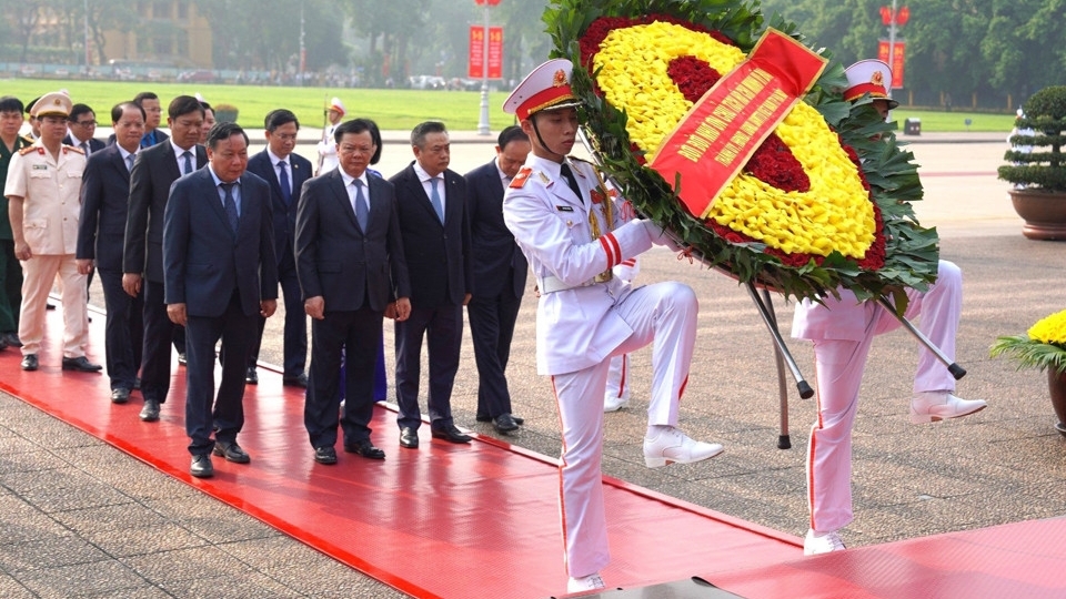 Lãnh đạo TP Hà Nội vào Lăng viếng Chủ tịch Hồ Chí Minh và tưởng niệm các Anh hùng liệt sĩ