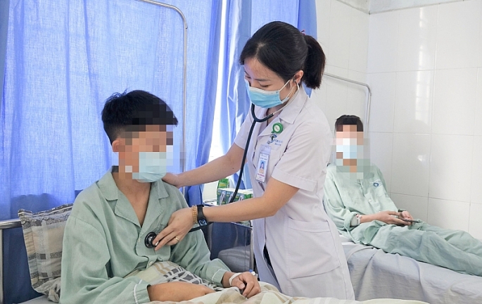 Bác sĩ thăm khám cho một học sinh trong vụ 4 học sinh lớp 9 ngộ độc thuốc lá điện tử ở Quảng Ninh vào tháng 4/2023.            Ảnh: BV