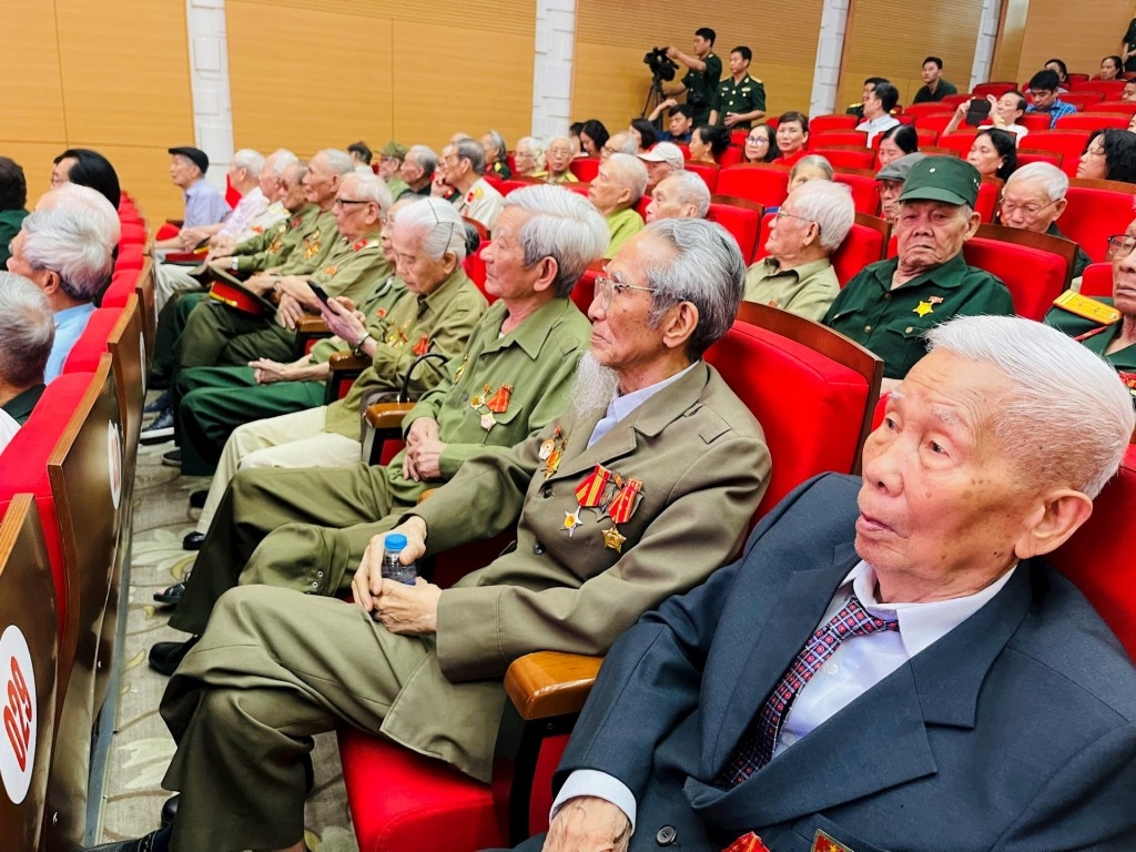 Hà Nội tri ân hơn 2.000 chiến sĩ Điện Biên, thanh niên xung phong, dân công hỏa tuyến