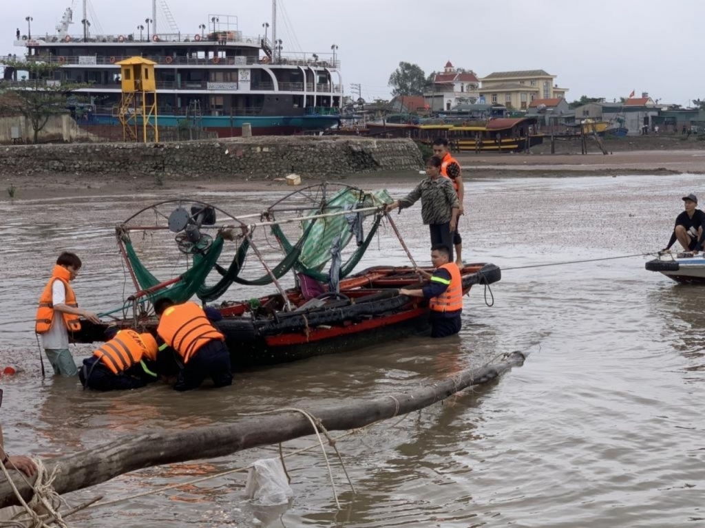 Cứu hộ cứu nạn tìm kiếm người mất tích trong vụ lật thuyền trên sông Chanh