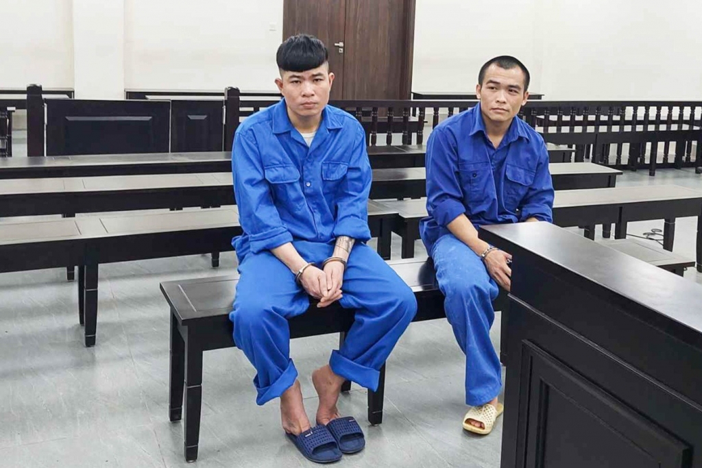 Các bị cáo Nguyễn Văn Hải và Nguyễn Tiến Luật tại phiên tòa (Ảnh: Minh Lam).