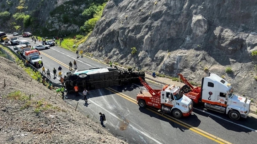 Lật xe buýt trên đường cao tốc khiến nhiều người tử vong
