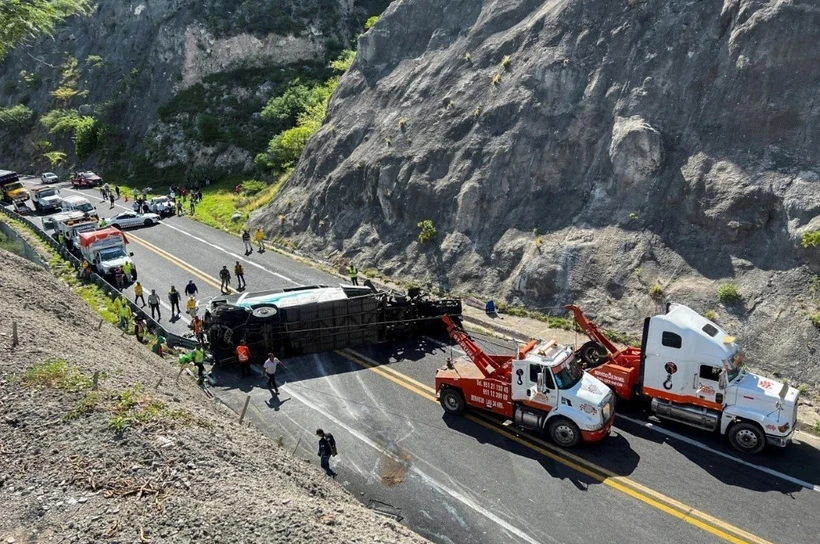 Hiện trường vụ lật xe buýt ở Mexico. Ảnh: Reuters