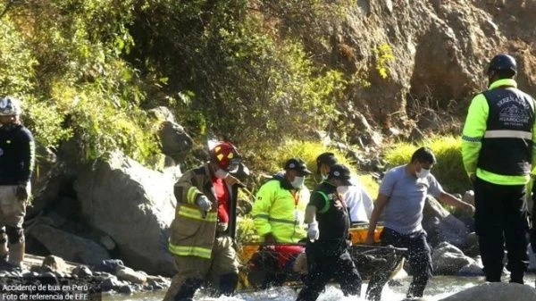 Xe buýt rơi xuống sông trong đêm khiến 23 người tử vong