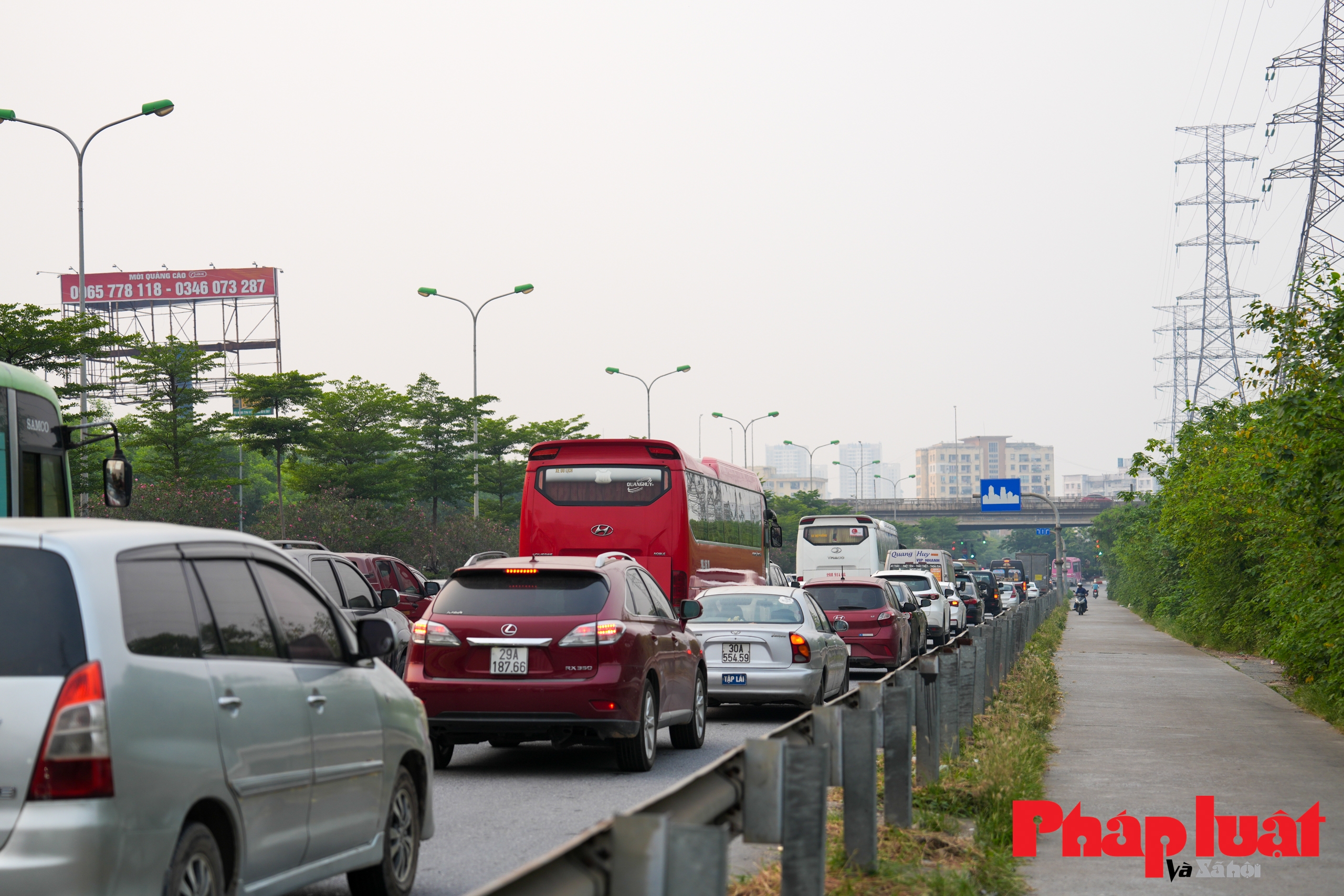Trở lại Hà Nội sớm, nhiều người vẫn chịu cảnh tắc đường hàng km
