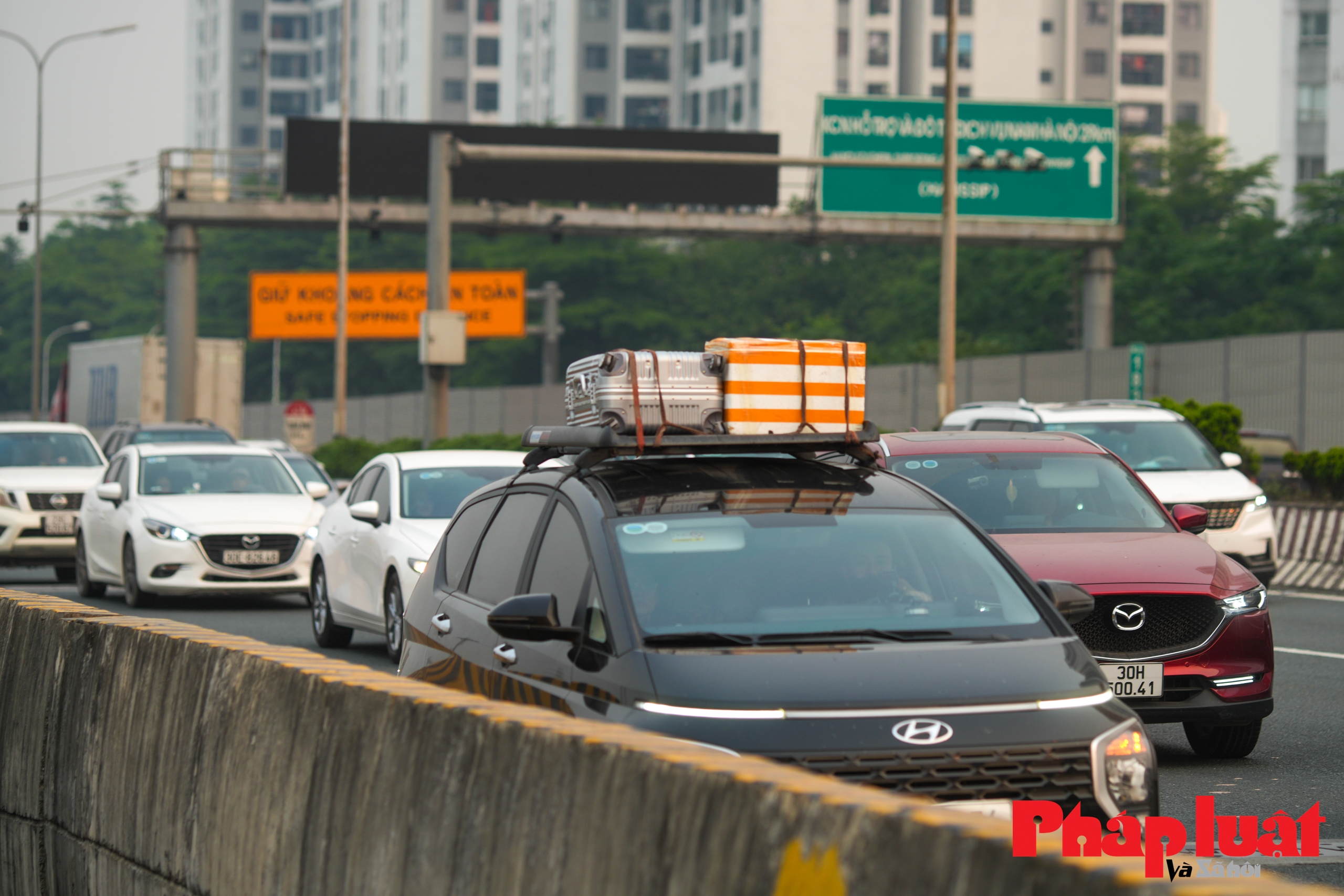 Trở lại Hà Nội sớm, nhiều người vẫn chịu cảnh tắc đường hàng km