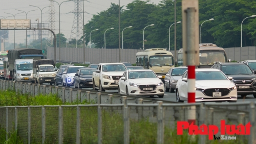 Trở lại Hà Nội sớm, nhiều người vẫn chịu cảnh tắc đường hàng km