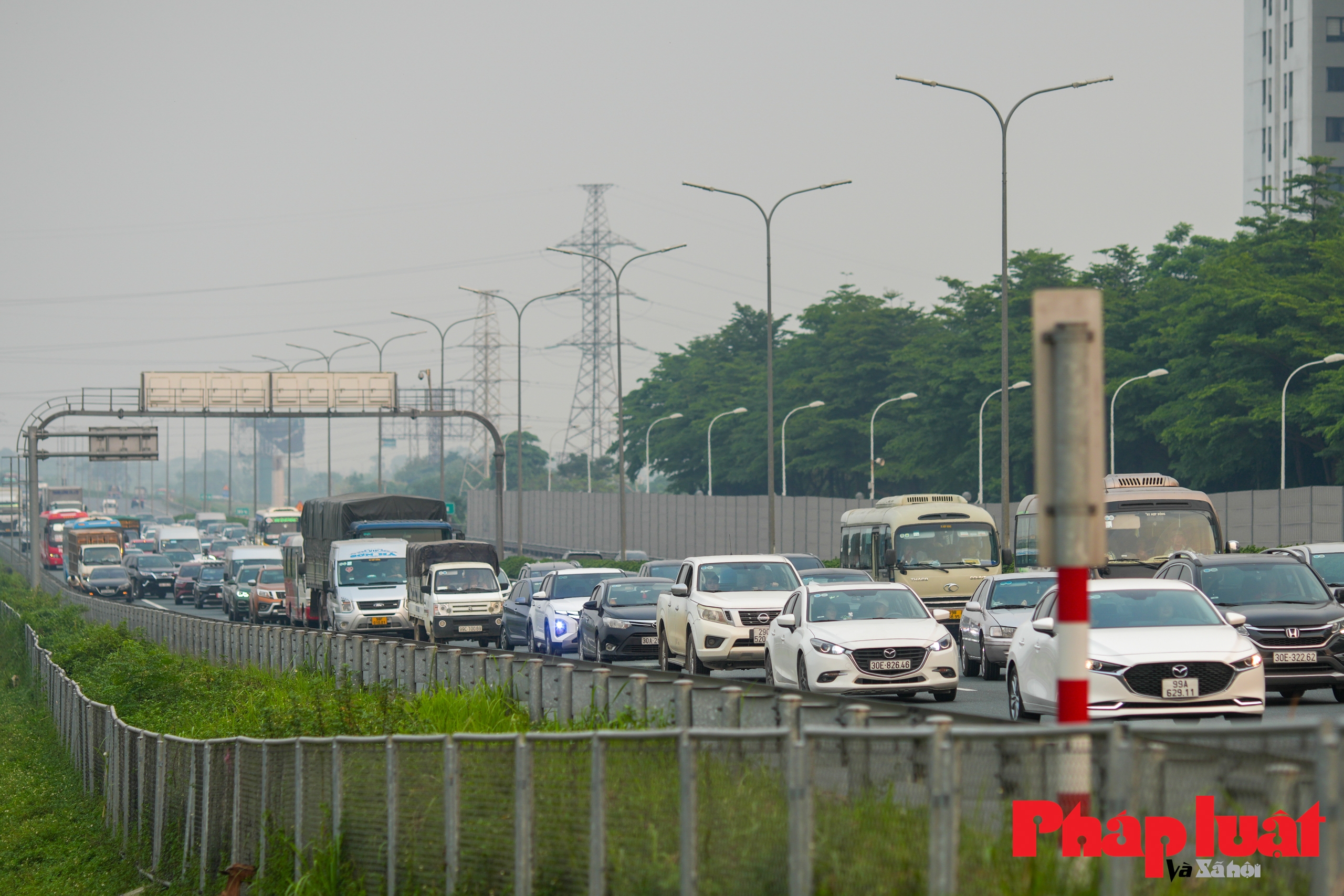 Trở lại Hà Nội sớm, nhiều người vẫn chịu cảnh tắc đường hàng km