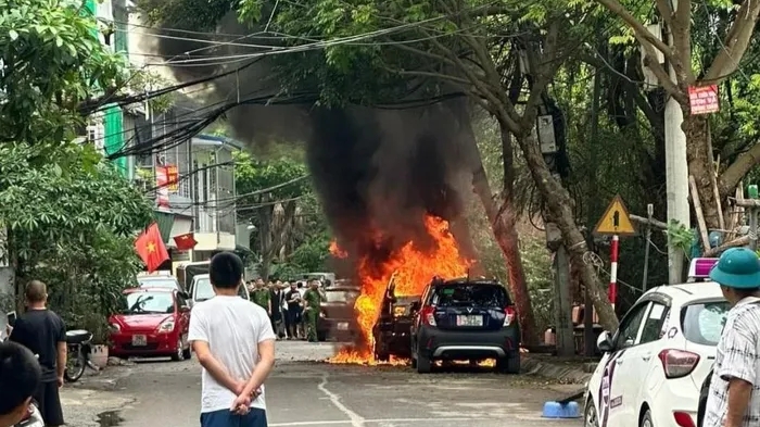 Ô tô BMW bốc cháy dữ dội khi đang đỗ bên đường ở Hà Nội