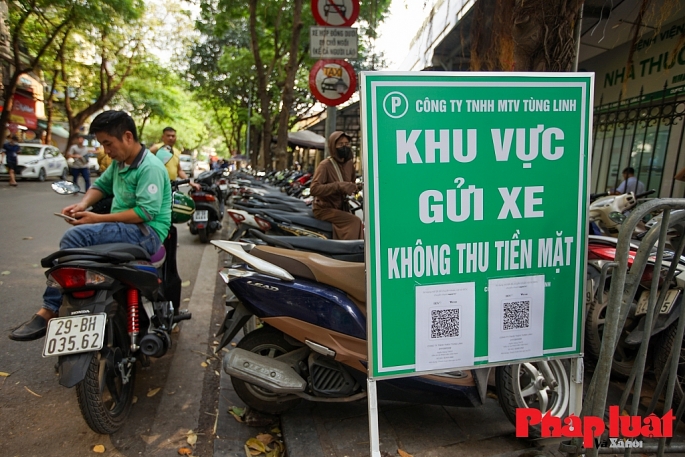Hà Nội bắt đầu thí điểm gửi xe không tiền mặt tại 7 vị trí nằm trên các tuyến phố ở quận Hoàn Kiếm. Ảnh: Khánh Huy