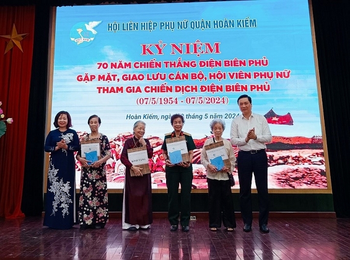 Bà Lê Thị Thiên Hương, Phó chủ tịch Hội LHPN thành phố Hà Nội; ông Nguyễn Quốc Khánh, Phó Bí thư Thường trực Quận ủy Hoàn Kiếm trao quà tri ân cán bộ, hội viên phụ nữ quận Hoàn Kiếm tham gia chiến dịch Điện Biên Phủ